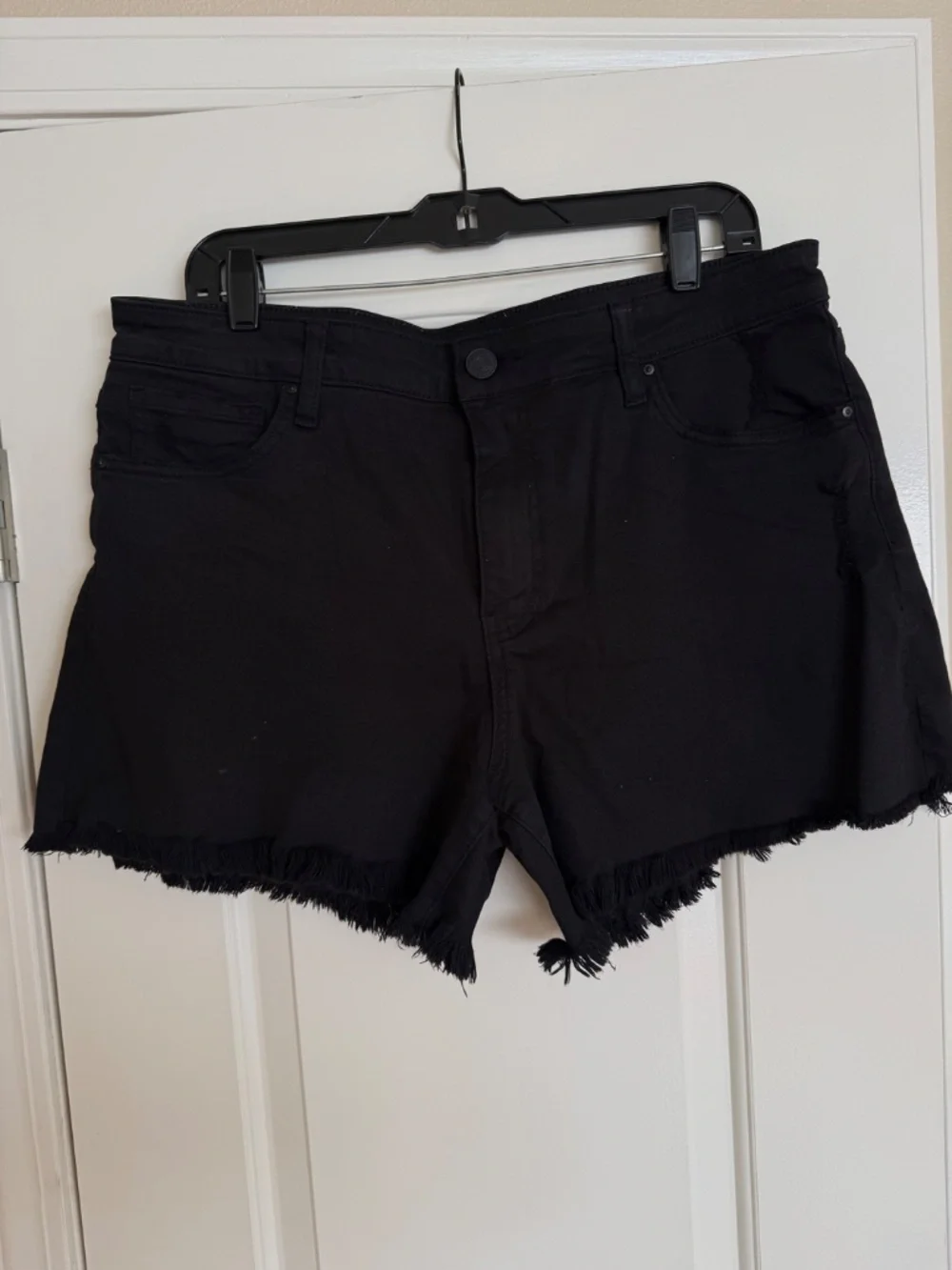 Kut From The Kloth Jane Long Short w/ Fray Hem, Black, Size 12